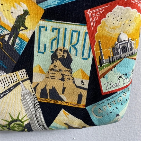 Red Crossbody Bag with Woven Texture and Structured Design - Picture 5 of 12